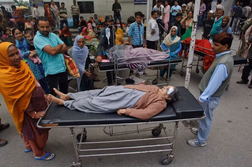 Las víctimas fuera del hospital local en Jammu, la India. El terremoto destruyó numerosos edificios desde Kabul hasta Nueva Delhi y causó apagones de electricidad (Fuente: AP)
