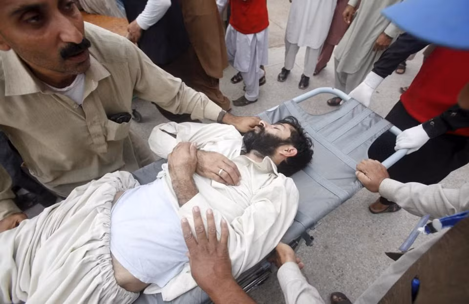 Transportan a una víctima al hospital Lady Reading en Peshawar, Pakistán. (Fuente: Reuters)