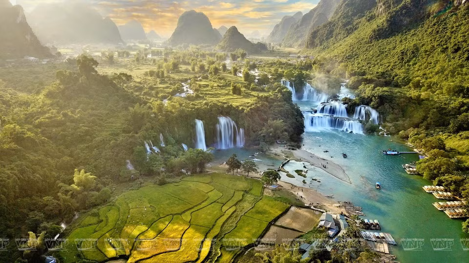 La cascada de Ban Gioc es conocida como la más hermosa de Vietnam, con diversos bloques grandes de agua que fluyen a través de numerosas capas de piedra caliza. (Fuente: VNA)