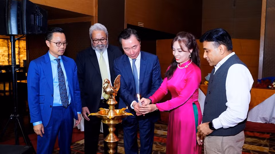 Para llevar la imagen de Da Nang a todos los países y destinos a los que ha volado, Vietjet pintará la marca turística local en sus aviones. Mientras tanto, Da Nang se unirá a la aerolínea en conferencias de promoción de inversiones. Según el vicepresidente de Vietjet, Nguyen Thanh Son, con la operación de 8 rutas nacionales y 5 internacionales, Vietjet ha transportado casi 22 millones de pasajeros desde Da Nang, uno de los destinos más atractivos para los turistas internacionales en este país asiático. Vietjet cree que las nuevas rutas seguirán contribuyendo a abrir mayores oportunidades y promover la inversión económica, comercial y empresarial entre la ciudad de Da Nang y otras urbes y países de la región, agregó. (Fuente: Vietnamplus) 