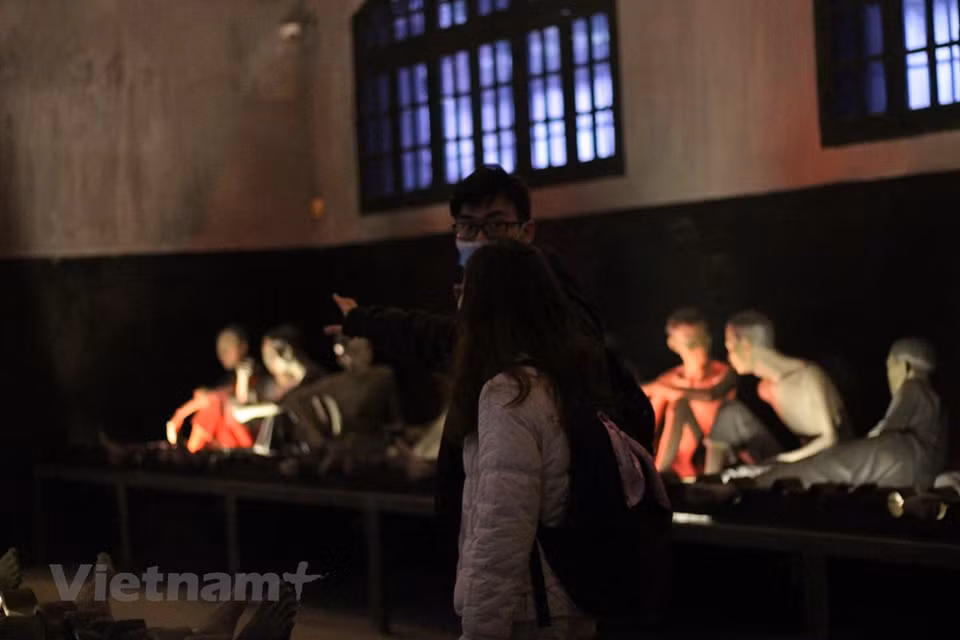 A fin de recibir a los turistas extranjeros, la reliquia conocida como prisión de Hoa Lo también debe cumplir con las normas de prevención y control de la pandemia de la COVID-19 del Ministerio de Salud de Vietnam, sobre todo el protocolo sanitario 5K (Mascarillas, Desinfección, Distanciamiento, Sin Multitudes y Declaración Médica). Luego de meses de suspensión temporal de las actividades debido a los impactos negativos de la pandemia, las personas que llegan al presidio son pocas, sobre todo jóvenes. Según Tran Trung Bac, gerente del sitio, la prisión de Hoa Lo atrajo antes un promedio de 300 a 500 visitantes en los fines de semana y 200 en los días normales. (Fuente:Vietnamplus)