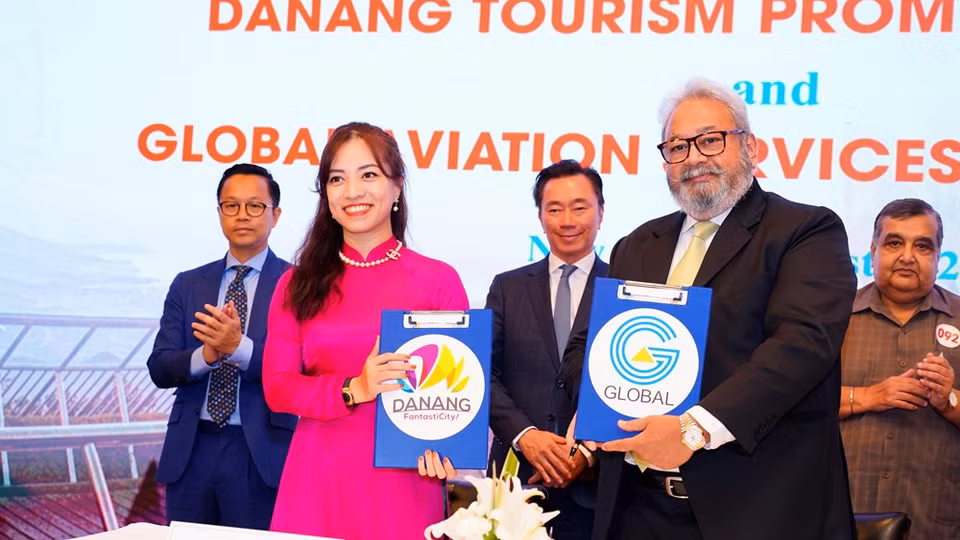 Según anunció Vietjet, la aerolínea también iniciará nuevos servicios que conectarán la isla turística sureña de Phu Quoc con dos ciudades indias de Mumbai y Nueva Delhi, a partir del 8 y 9 de septiembre, con tres o cuatro vuelos por semana. Vietjet, conocida por sus valores fundamentales de "seguridad, felicidad, asequibilidad y puntualidad", destaca como la primera aerolínea en Vietnam que ofrece tarifas de boletos flexibles y económicos, además de servicios diversificados para satisfacer las demandas de los clientes. Esta entidad transportista es miembro de pleno derecho de la Asociación de Transporte Aéreo Internacional (IATA), y obtuvo el certificado de la Auditoría de Seguridad Operativa (IOSA). La empresa fue nombrada “Mejor aerolínea de bajo costo” durante el período 2018-2019. Recibió también el año pasado la clasificación más alta en seguridad, con siete estrellas, conferida por el sitio web AirlineRatings.com. (Fuente: Vietnamplus)