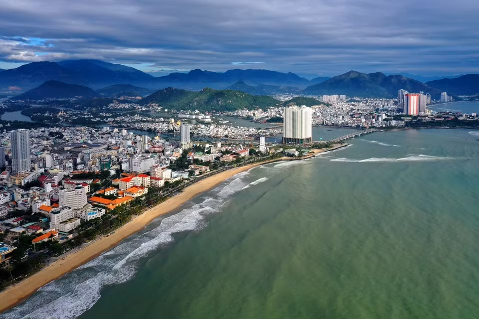 La ciudad costera de Nha Trang, centro sociopolítico, económico, cultural y científico-tecnológico de la provincia vietnamita de Khanh Hoa, se considera la "Perla del Lejano Oriente" al poseer una larga costa, una de las bahías más bellas en el mundo y un clima tropical. (Fuente: VNA)