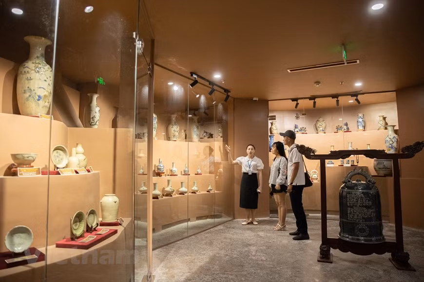 En el segundo piso del museo, los visitantes pueden contemplar muchos objetos, tanto nuevos como antiguos. (Fuente: VNA)