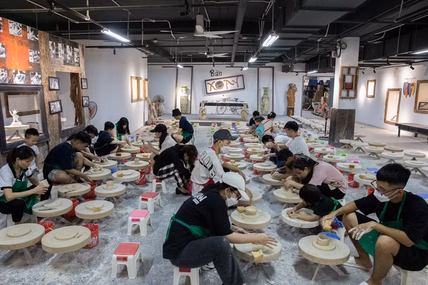 Al llegar al museo, los turistas pueden convertirse en artesanos, vistiendo disfraces y utilizando herramientas para elaborar sus propios productos. (Fuente: VNA)