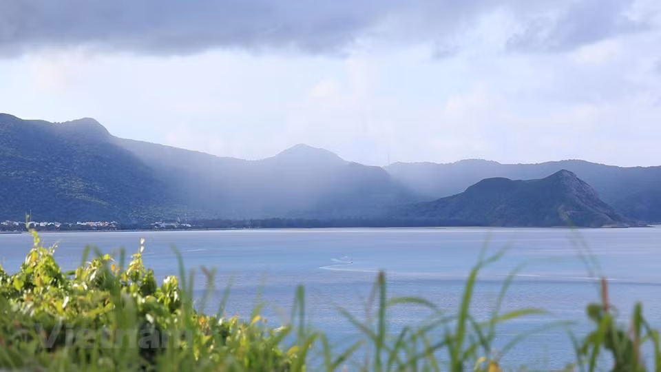 Gracias a la maravilla de su panorama natural, el archipiélago de Con Dao, en la provincia sureña vietnamita de Ba Ria-Vung Tau, fue seleccionado entre los nueve mejores destinos insulares paradisíacos del mundo. Situado a 97 millas náuticas de la ciudad de Vung Tau, el distrito isleño de Con Dao se compone de 16 islas e islotes. Debido a su posición favorable en la ruta marítima que une Europa y Asia, Con Dao era conocido por los occidentales. En 1294, el explorador italiano Marco Polo, en su camino de regreso a casa desde China, tuvo que pasar por la isla debido a una tormenta. A partir de entonces y hasta el siglo XVI muchos exploradores europeos visitaron el archipiélago. (Fuente:Vietnamplus)