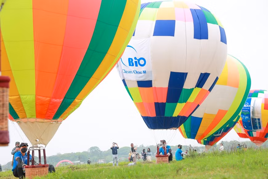 Un total de 22 globos aerostáticos de diferente tipo, incluidos cuatro con altura de 22 metros, vuelan por el cielo de Hanoi. (Fuente:VNA)