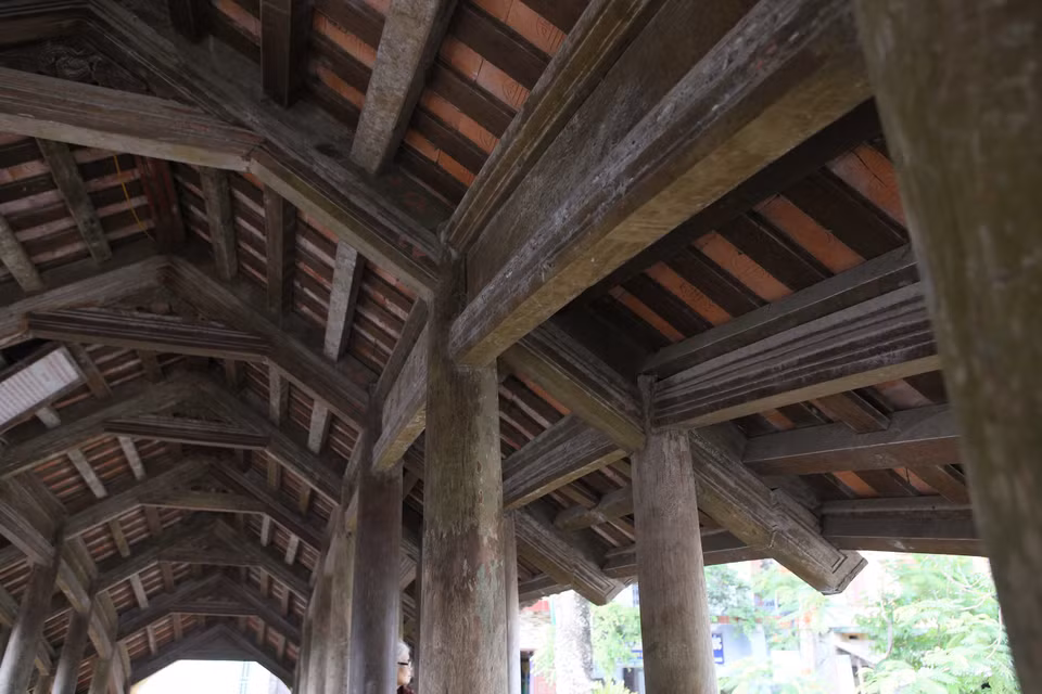 En el interior del puente, se encuentran 66 barras hechas de madera, ensambladas en las vigas curvas. (Fuente: VNA)