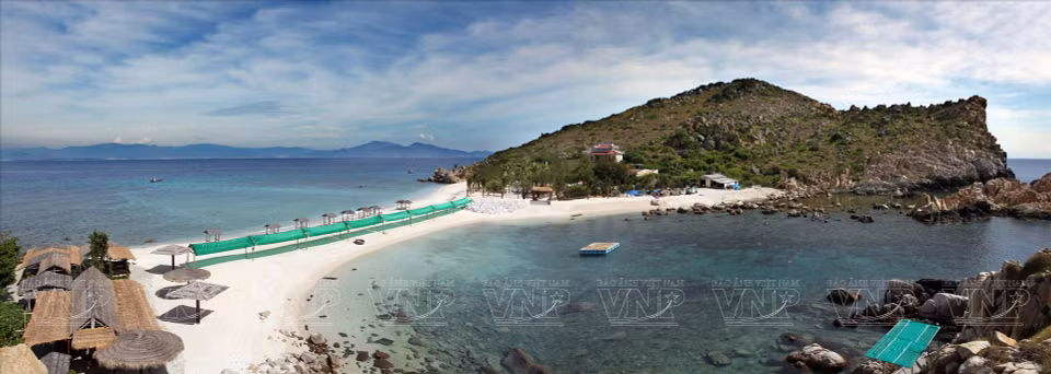 Turistas exploran la playa de Hon Noi. (Fuente: VNA)