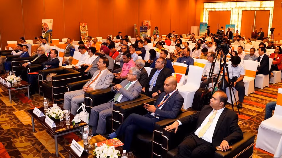 Incluido dentro del ámbito de los negocios, la modalidad del turismo MICE combina congresos, seminarios, exposiciones, eventos y turismo de recompensas. En comparación con las formas convencionales de turismo, el MICE tiene como objetivo atender a grandes grupos que se hospedan durante largo tiempo y utilizan servicios e instalaciones de primera clase, sin verse influenciados por el factor estacionalidad, por lo que resulta capaz de generar altos ingresos. La recién anunciada política MICE de Da Nang para 2022 ofrece incentivos a las delegaciones de más de 50 personas. Tan pronto como comenzó a aplicarse, Da Nang dio la bienvenida a 100 viajeros de ese tipo de turismo y, luego, a más de 700 invitados a una conferencia. (Fuente: Vietnamplus)