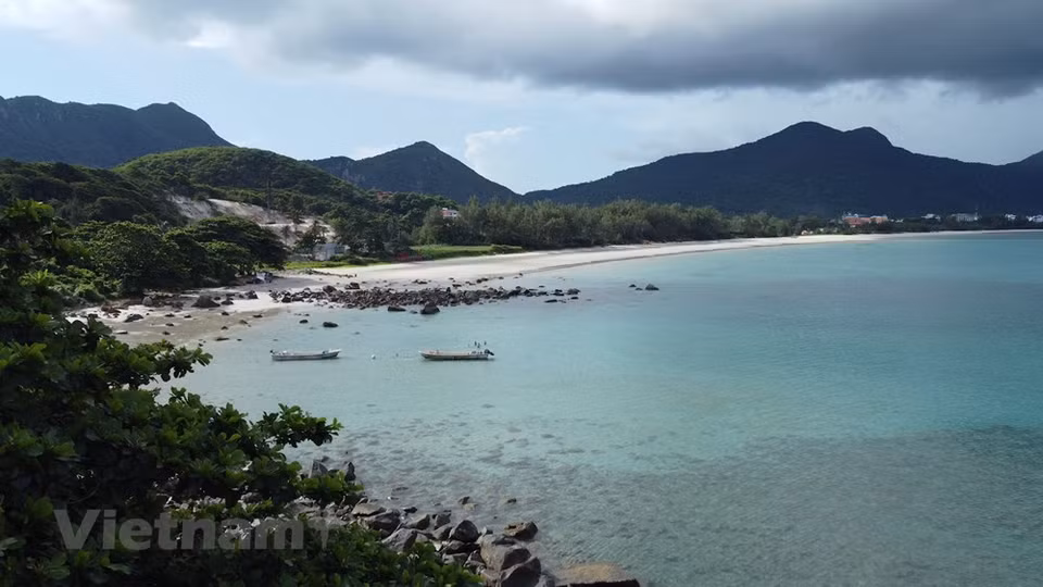 Quienes pretendan llegar a ese paradisíaco destino pueden montar en un vehículo automóvil dispuesto a transitar el archipiélago vietnamita de Con Dao a través de la ruta costera al sur de Con Son o tomar un vuelo desde Ciudad Ho Chi Minh o buscar un ferry desde Vung Tau. Con Dao también se considera como un paraíso con arrecifes de coral primitivos, largos senderos de selva tropical, sombras de palmeras, aguas cristalinas, acantilados graníticos majestuosos y elegantes hoteles como el Six Senses Con Dao. Los amantes de la historia tendrán la oportunidad de conocer más sobre la isla mediante visitas al Museo de la Revolución o cárceles antiguas. (Fuente:Vietnamplus)