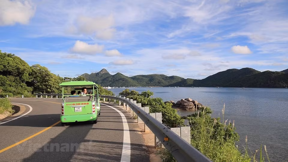 La ruta costera al sur de Con Son constituye uno de los destinos turísticos que los visitantes no deben perderse al llegar al archipiélago vietnamita de Con Dao. Con una longitud de unos 25 km que rodea la parte sur de la isla, esta es considerada una de las carreteras costeras más hermosas del país indochino, pues conserva la belleza salvaje. La vía llamada Ben Dam, ubicada en la bahía homónima, parece como envuelta por montañas y pequeñas islas. Desde el muelle, los visitantes pueden experimentar la vida cotidiana de los pescadores locales, en particular, y la de los pobladores, en general, así como contemplar la naturaleza de mar e islas del lugar. (Fuente:Vietnamplus)