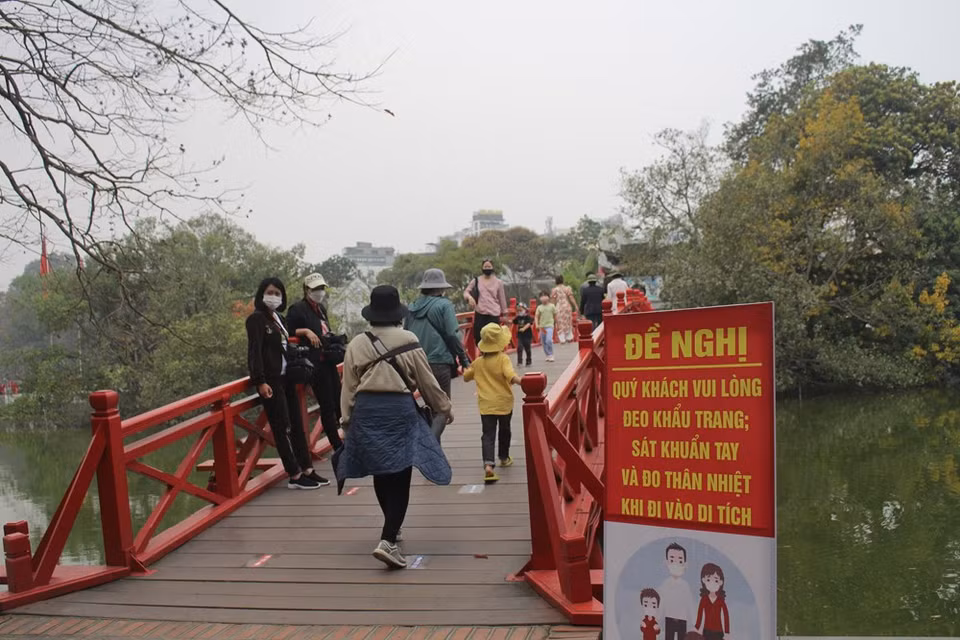 Sin embargo, el número de los turistas al templo de Ngoc Son en el distrito capitalino de Hoan Kiem apenas sufrió cambio. El Templo Ngoc Son, una de las obras culturales más singulares de esta ciudad milenaria, es uno de los destinos obligados a visitar para los turistas al llegar a Hanoi. Según antiguos documentos aún preservados en el templo, fue construido en el otoño de 1814 y objeto de reparación integral en 1865 por Nguyen Van Sieu, un eminente erudito de la antigua capital de Thang Long. Además, se llevaron a cabo otros proyectos de nuevas construcciones o rehabilitación, que crearon un nuevo complejo de reliquias, con una arquitectura armoniosa. Este incluye el templo Ngoc Son, el puente The Huc, But Thap (Torre de la Pluma) y Dai Nghien (Tintero). (Fuente:Vietnamplus)