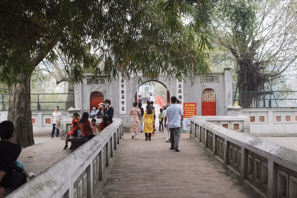 Uno de los destinos turísticos más conocidos de la capital milenaria de Vietnam, el Templo de la Literatura (Van Mieu- Quoc Tu Giam), construido en el siglo XI para honrar al confucianismo y los eruditos nacionales, recibió un bajo número de turistas en los últimos tiempos, debido a la evolución complicada de la epidemia. De acuerdo con datos ofrecidos por el Comité Administrativo del establecimiento, el sitio dio la bienvenida a un promedio de 100 a 150 personas por día, cifra que llegó a alrededor de 300 en los fines de semana, equivalente a solamente el 10 por ciento en comparación con el tiempo previo a la aparición de la enfermedad. (Fuente:Vietnamplus)