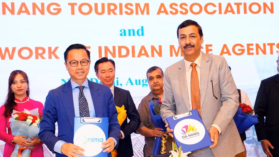 En correspondencia con la orientación de desarrollar el segmento MICE, la Asociación de Turismo de la ciudad central vietnamita de Da Nang firmó un contrato con la Red India de agencias de viajes de MICE (NIMA), a fin de atraer a más viajeros a la urbe. En el contexto en que el mercado turístico de Vietnam está reactivándose hacia la apertura completa, numerosas localidades y empresas identifican al desarrollo del turismo MICE como una práctica clave en el crecimiento de la industria sin humo. El turismo MICE de Vietnam logró prestigiosos galardones en los premios World MICE Awards 2021, a saber: "Mejor Destino MICE de Asia" - Ciudad Ho Chi Minh, "Mejor Hotel Incentivo de Asia" - Sheraton Grand Danang Resort, en la ciudad de Da Nang y "Mejor Aerolínea MICE de Asia" - Vietnam Airlines. (Fuente: Vietnamplus)