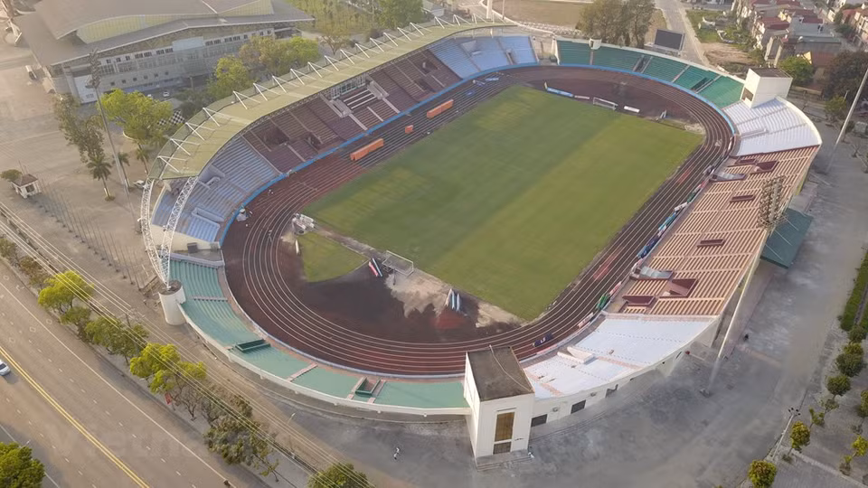 Con una capacidad diseñada de alrededor de 20 mil asientos, el estadio de Viet Tri, en la provincia norvietnamita de Phu Tho, empezó a construirse en la década de 1960 y, hasta 2005, el Comité Popular de la localidad invirtió cuatro millones 347 mil dólares para el mejoramiento de su infraestructura. Debido al paso de muchos años, el campo había sido abandonado, por lo cual diversos elementos en su interior se deterioraron. Sin embargo, en los últimos tiempos, el movimiento de educación física y deportivo han captado la atención especial del Comité del Partido Comunista de Vietnam en la provincia y el Comité Popular de Phu Tho, especialmente el fútbol. (Fuente:Vietnamplus)