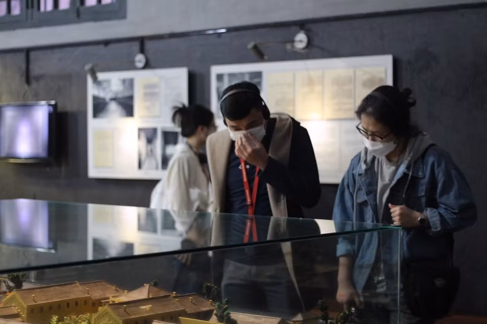 Tanto para turistas nacionales como extranjeros, la prisión de Hoa Lo, con su carácter histórico, deviene un lugar interesante al visitar en Hanoi. Fue construida en 1896 por los franceses en el entonces distrito de Tho Xuong. En realidad, la edificación fue concebida como una cárcel para los presos políticos que participaban en los movimientos patrióticos en contra del gobierno colonial. Al llegar al lugar, los visitantes pueden conocer la historia de la obra, la cual se edificó para albergar y torturar a revolucionarios vietnamitas, bajo el nombre “Maison Centrale” (Casa Central). Aunque la cárcel fue diseñada para mantener a 500 prisioneros, había períodos en que el número de presos superaba los dos mil. (Fuente:Vietnamplus)