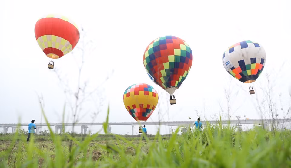 Globos aerostáticos colorean el cielo de la capital Hanoi. (Fuente: VNA)