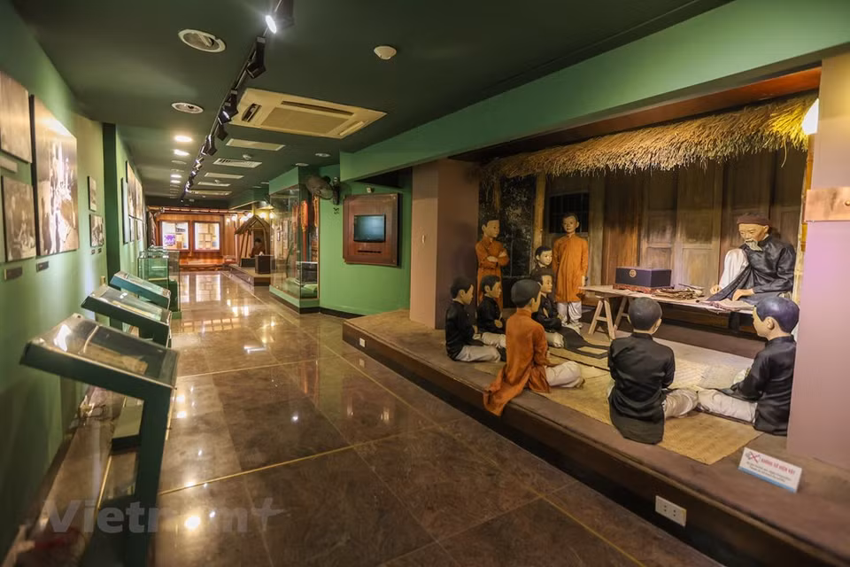 Después de la inauguración del Museo de Literatura de Vietnam en junio de 2015, se destacan los grandes esfuerzos de la Asociación de escritores del país indochino en los últimos años. Se trata de uno de los pocos museos de su tipo en el mundo que desempeña un papel importante en los trabajos de investigación, colección, preservación, exhibición y educación sobre la literatura del pueblo vietnamita. Entre los cuatro mil documentos y objetos recopilados y exhibidos allí, hay numerosos objetos "únicos", particularmente la mesa de madera hecha hace más de 200 años en la que el escritor Nguyen Du, reconocido en 2013 por la Organización de las Naciones Unidas para la Educación, la Ciencia y la Cultura (UNESCO) como celebridad cultural mundial, se sentaba a trabajar. (Fuente:Vietnamplus)