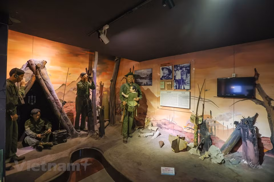 Tras más de una década de fundado, el Museo de Literatura de Vietnam ha afirmado gradualmente su posición, no solo como un lugar cultural atractivo, sino también como un destino para preservar y mantener los patrimonios más destacados de la cultura vietnamita, como contribución a la educación del conocimiento histórico, cultural y literario, despertando el orgullo y el amor por la literatura de las generaciones futuras. Además, con un espacio cultural único que contiene valiosos documentos históricos, el Museo de Literatura de Vietnam constituye un destino turístico ideal para los amantes de la poesía y para cualquier visitante, nacional o extranjero, con interés de descubrir y conocer esta tierra de mil años de civilización. (Fuente:Vietnamplus)