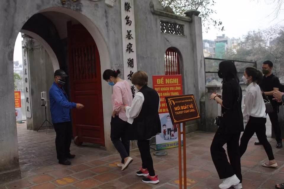 El sondeo reveló que la mayoría de los visitantes comparten la misma tendencia a recorrer muchas reliquias o sitios culturales e históricos en Hanoi en este momento, especialmente la Ciudadela Imperial de Thang Long, el Mausoleo dedicado al Presidente Ho Chi Minh y el Museo de Etnología, entre varios. Sobresale la Ciudad Imperial de Thang Long pues parece captar más la atención de los viajeros tanto nacionales como extranjeros. Con una superficie total de 18,35 hectáreas, el milenario emplazamiento fue reconocido como Monumento Nacional Especial, en 2009, y declarado por la Organización de las Naciones Unidas para la Educación, la Ciencia y la Cultura (UNESCO) como Patrimonio Cultural de la Humanidad, en 2010. (Fuente:Vietnamplus)