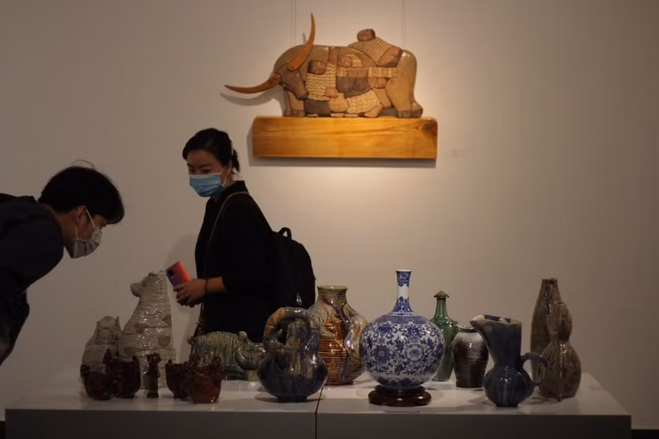 Según el Comité Organizador, la exposición "Arte de cerámica vietnamita 2021" se llevó a cabo en un contexto difícil debido a los impactos negativos de la pandemia del COVID-19 y no pudo recopilar y mostrar por completo los resultados de los artesanos y alfareros a lo largo del país. Sin embargo, las obras seleccionadas para la exhibición y premio muestran nuevos matices, buena calidad y dignos de representar el arte cerámico vietnamita en la actualidad. Además de las obras de cerámica de los artistas y escultores con diversos y nuevos enfoques de materiales y formas, también se encuentran obras aplicadas de varios artesanos talentosos de los pueblos tradicionales de alfarería. (Fuente: Vietnam +)