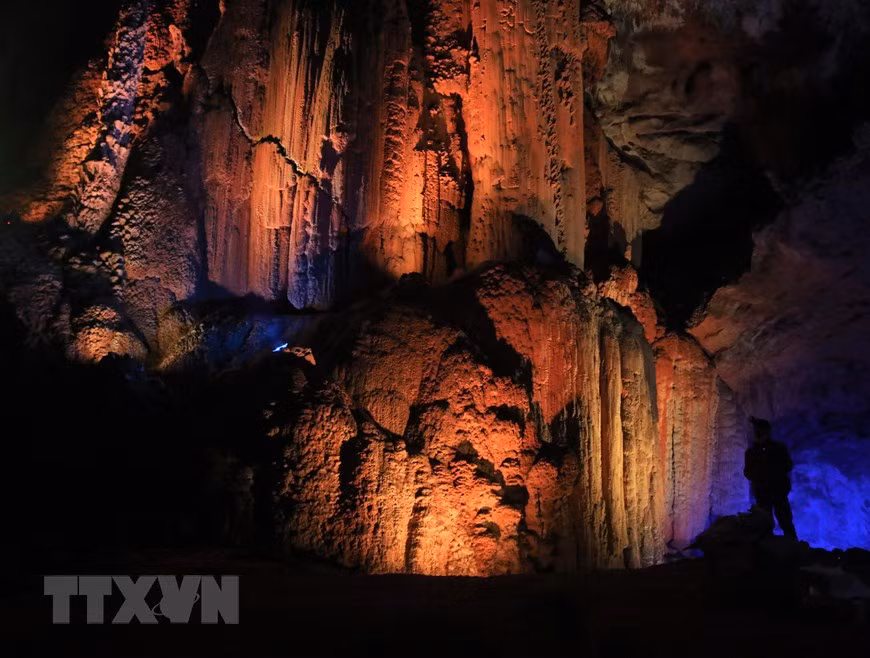 Espectaculares estalactitas en la cueva de Nguom Ngao. (Foto: VNA)