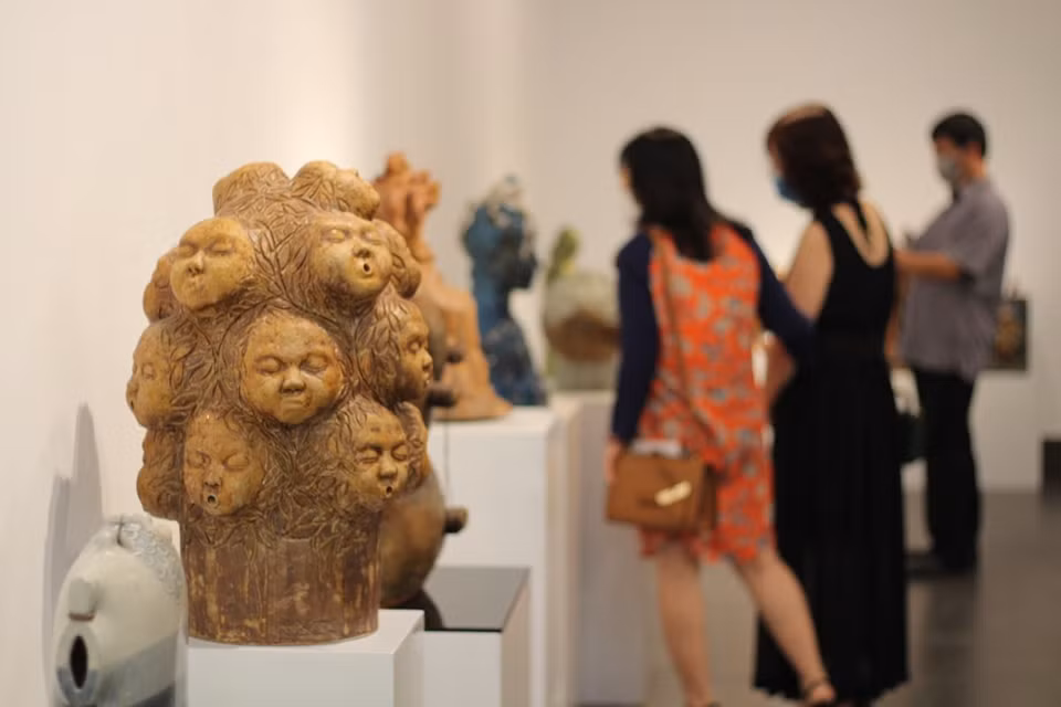 El 20 de octubre se inauguró en el Museo de Bellas Artes de Vietnam la exposición "Arte de cerámica vietnamita 2021", organizada por el Departamento de Bellas Artes, Fotografía y Exposición del Ministerio de Cultura, Deportes y Turismo del país indochino. La exposición es una actividad temática con el fin de presentar al público los descubrimientos y creaciones de los autores a través de sus obras, como contribución a promover el desarrollo del arte cerámico en la vida contemporánea. Se trata también de los grandes esfuerzos de las autoridades para la organización de la exhibición en el contexto de la evolución complicada de la epidemia del COVID-19 en Vietnam. (Fuente: Vietnam +)