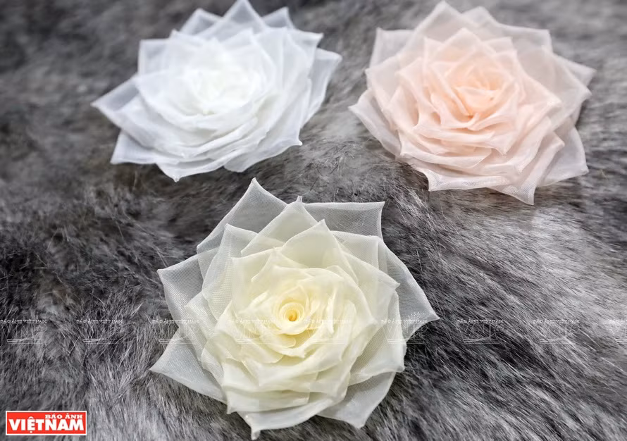Los broches de flores son hechos con diferentes materiales, estilos y colores (Foto: VNA)