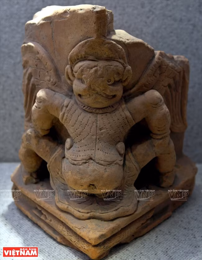 El pájaro Garuda, heraldo de los dioses en el hinduismo y budismo. Esta estatua proviene de la dinastía Ly. (Fuente: VNA)