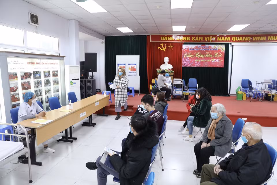 Los pobladores llegan a vacunarse contra el COVID-19 en el sitio de inmunización en el distrito de Hai Ba Trung (Foto: VNA)