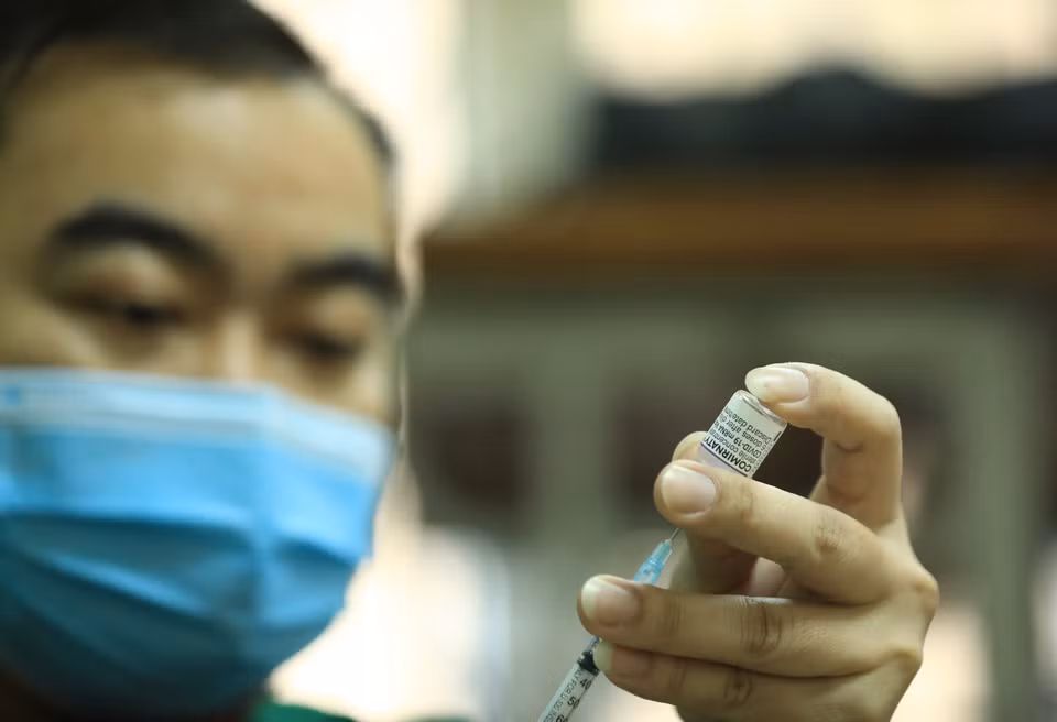 Las vacunas de Pfizer y Moderna son administradas a las personas (Foto: VNA)
