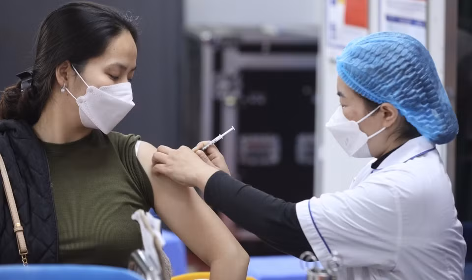 Los trabajadores de la salud administran la vacuna contra el COVID-19 a los pobladores (Foto: VNA)