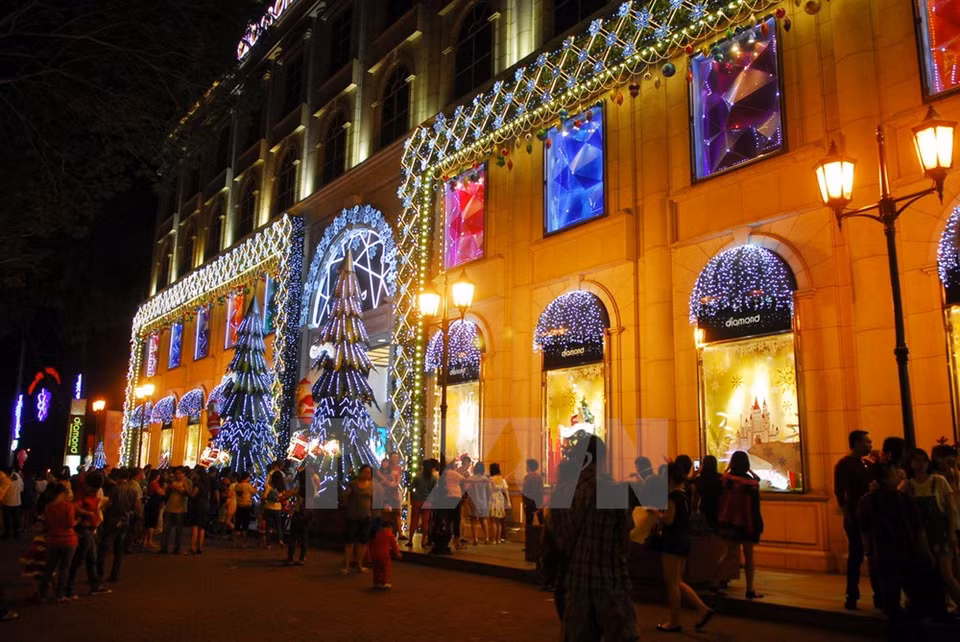 El Centro Comercial Diamond Plaza en Ciudad Ho Chi Minh atrae gran interés del público (Fuente: VNA)