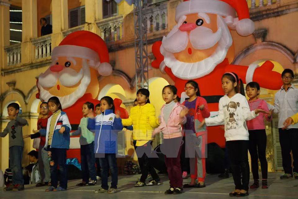 Niños practican para cantar en la Nochebuena en la Iglesia Tan An, ciudad norteña de Hai Phong (Fuente: VNA)