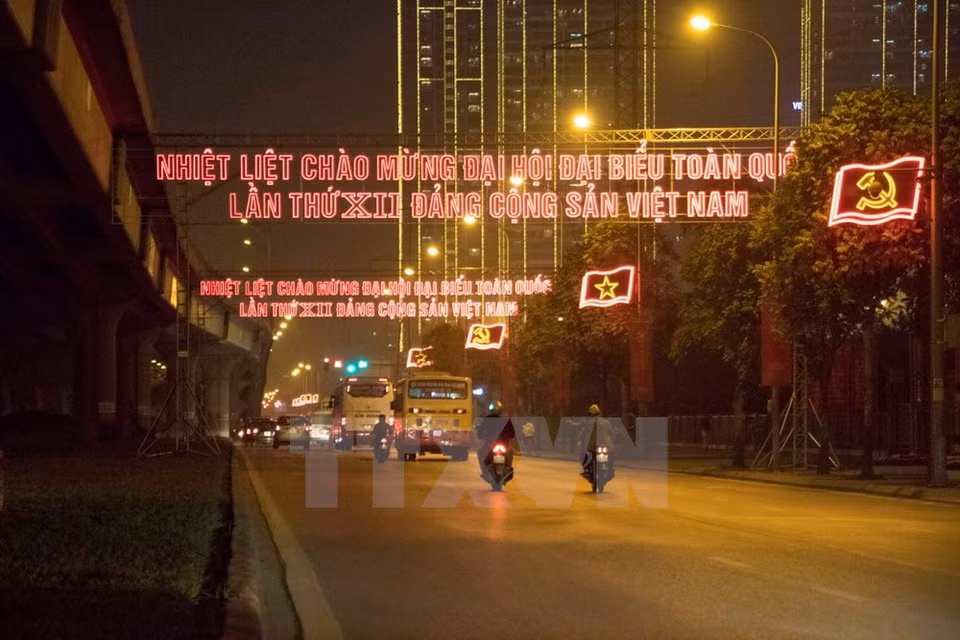 Pancartas de luces al saludo del XII Congreso en Hanoi (Fuente: VNA)