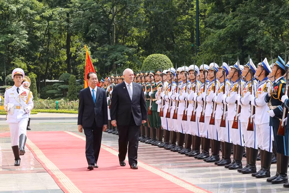 El presidente Tran Dai Quang y el gobernador general de Australia, Peter Cosgrove, revisan la guardia de honor en la ceremonia de bienvenida (Fuente: VNA) 