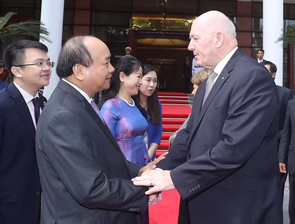El gobernador general de Australia, Peter Cosgrove,(D) fue recibido por el primer ministro Nguyen Xuan Phuc (Fuente: VNA)