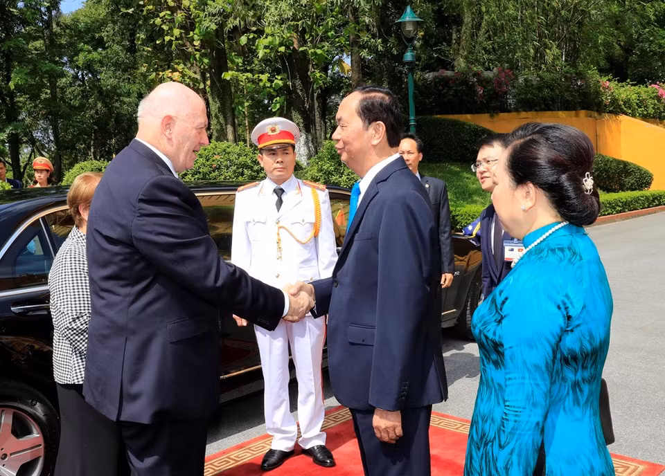 El presidente Tran Dai Quang (D) da la bienvenida al gobernador general de Australia, Peter Cosgrove. (Fuente: VNA)