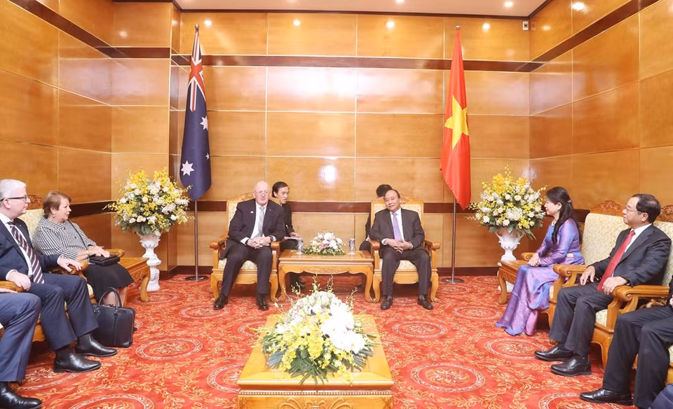 El primer ministro de Vietnam, Nguyen Xuan Phuc, (D) y el gobernador general de Australia, Peter Cosgrove, sostuvieron una reunión (Fuente: VNA)