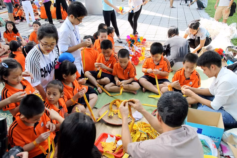 El Museo de la Etnología organizó un taller donde los niños aprendieron a crear juguetes tradicionales. (Fuente: VNA)