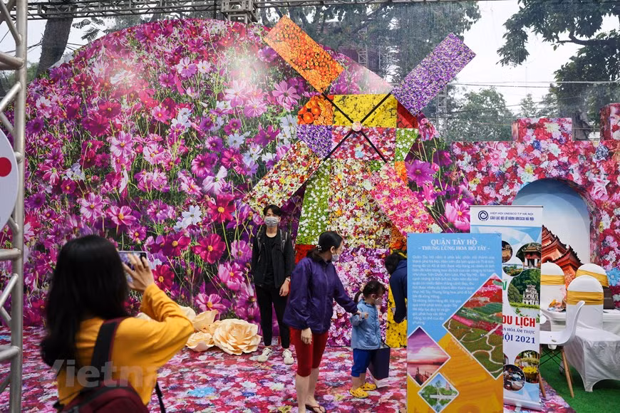 El festival consta de 200 stands, divididos en dos áreas: el área para promover productos en pos de estimular el turismo y el área para presentar la cultura culinaria de la capital milenaria de Vietnam, y divulgar la imagen de un Hanoi moderno pero al mismo tradicional. En el espacio culinario, se introducen los platos y especialidades excepcionales de la capital con características propias, singularidad y sofisticación como pho de Hanoi (sopa de fideos con carne de res o pollo), cha ca (fideos con pescado asado), bun thang (fideos con pollo, salchichas y verduras), pastel de camarón del lago Oeste y té de loto del lago Oeste, entre otros (Fuente: Vietnamplus)