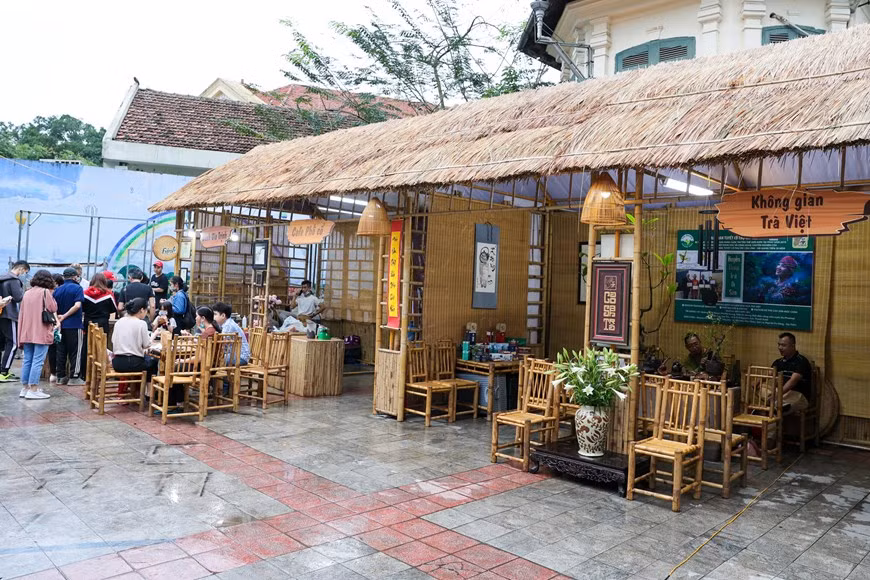 Se trata de una actividad para promover e introducir la imagen de Hanoi: un destino seguro, amigable, de calidad y atractivo. Además, las agencias de viajes locales presentan en el festival en Hanoi muchos productos turísticos de alta calidad a un precio razonable. Según la jefa del Departamento municipal de Turismo, Dang Huong Giang, en el marco del evento, la entidad organiza la actividad "Presentar productos de estímulo del turismo interno 2021", con la participación de muchas empresas de transporte, viajes y alojamiento de la urbe. las aerolíneas como Vietnam Airlines, Vietjet Air y Bamboo Airways se han comprometido a ofrecer promociones y descuentos para los turistas (Fuente: Vietnamplus)