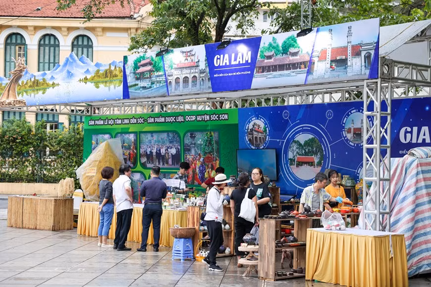 El festival, organizado por el Centro de Promoción, Inversión, Comercio y Turismo en colaboración con el Departamento municipal de Turismo, tiene como objetivo promover los valores de la gastronomía del país y estimular la recuperación de la llamada industria sin humo de la capital en el período post-COVID-19. Bajo el tema “Los hanoiyenses viajan a Hanoi”, la cita, organizada en el área del Monumento Ly Thai To y las zonas circundantes en el distrito de Hoan Kiem, cuenta con espacios comunes y numerosos pabellones turísticos y espacios gastronómicos. Las autoridades municipales destacaron el significado del festival, el cual se espera convertir en un evento de promoción turística de prestigio, que atrae la participación de un gran número de visitantes provenientes de otras provincias y ciudades de todo el país y también de los residentes en la capital (Fuente: Vietnamplus)
