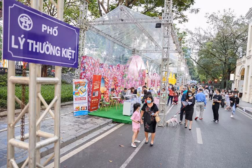 El festival, organizado en la capital vietnamita Hanoi por el Centro de Promoción, Inversión, Comercio y Turismo en colaboración con el Departamento municipal de Turismo, propone brindar al público la oportunidad para conocer mejor sobre las potencialidades del turismo de Hanoi. Durante el programa, se presentarn los productos de viaje, tours, hoteles y boletos de avión. Además, se introducen atracciones y destinos con gran potencial turístico como la Ciudadela Imperial de Thang Long, el Templo de la Literatura, la prisión de Hoa Lo, entre otros. El festival se destina a promover el turismo de Hanoi y las localidades asociadas, al mismo tiempo, restablecer las actividades de viaje en el país en el período post-COVID-19 (Fuente: Vietnamplus)