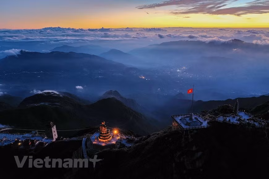 Los aventureros siempre han deseado conquistar la cima de Fansipan al menos una vez en su vida. Para conquistar la cima, debes venir aquí en verano, pues el clima es soleado para presenciar el panorama de Sapa sin estar cubierto por nubes o niebla. Por muchos años, los viajeros debían ascender a pie por un camino montañoso difícil y muy peligroso, pero con el moderno sistema de teleférico, los turistas pueden llegar fácilmente al punto más alto de Vietnam, disfrutar los paisajes de la selva primitiva y el valle cubierto de nubes. La edificación del sistema de tres cables, que es el más alto, largo y complicado del mundo, comenzó en noviembre del 2013 con una inversión de unos 31 millones de dólares de Sun Group y asistencia técnica de la corporación Doppelmayr Garaventa. En febrero de 2016, luego de siete meses de estudio y 800 días de construcción, Sun Group inauguró oficialmente el proyecto del teleférico Fansipan (Fuente: Vietnamplus)