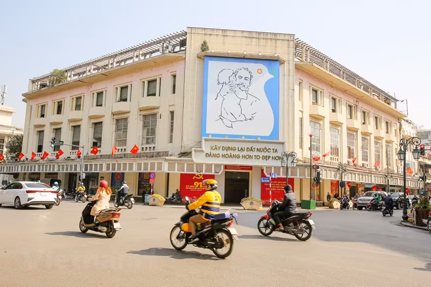 En poco más de una semana tendrá lugar oficialmente en Hanoi el XIII Congreso Nacional del Partido Comunista de Vietnam. Asistirán a la magna cita partidista algunos miembros del Buró Político, representantes de los ministerios, sectores, ramas, agencias centrales y localidades, así como reporteros nacionales y extranjeros residentes en Vietnam, entre otros 66 periodistas foráneos que siguieron el programa en línea. El gran acontecimiento analizará los cinco años de implementación de la Resolución del XII Congreso, los 35 años de la Renovación, el proceso de desarrollo nacional y los informes político, socioeconómico y sobre la construcción del Partido, entre otras tareas (Fuente: Vietnamplus)