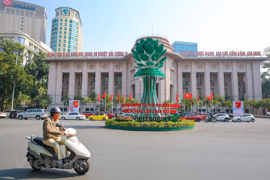 Grandes carteles y lemas se exhiben en las intersecciones y carreteras principales de Hanoi, la capital de Vietnam. Según el plan establecido anteriormente, se identificarán durante el XIII Congreso Nacional del Partido Comunista de Vietnam orientaciones y objetivos de desarrollo socioeconómico en el quinquenio 2021-2025 (año este último en que se celebrarán los 50 años de la Liberación del Sur y Reunificación nacional), así como las prioridades hasta 2030 (cuando se cumple el centenario del PCV) y con visión hacia 2045, para celebrar por todo lo alto los 100 años de la fundación de la República Democrática de Vietnam (actual República Socialista de Vietnam) (Fuente: Vietnamplus)