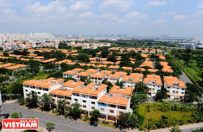 La zona urbana de Phu My Hung construida en expansión hacia el Sur y el Mar de Este es la tendencia para desarrollar las zonas urbanas hacia el mar que muchos países han realizado. 