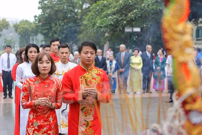 Las parejas jóvenes firmaron el compromiso de celebrar la fiesta de boda de manera económica (Fuente: VNA)